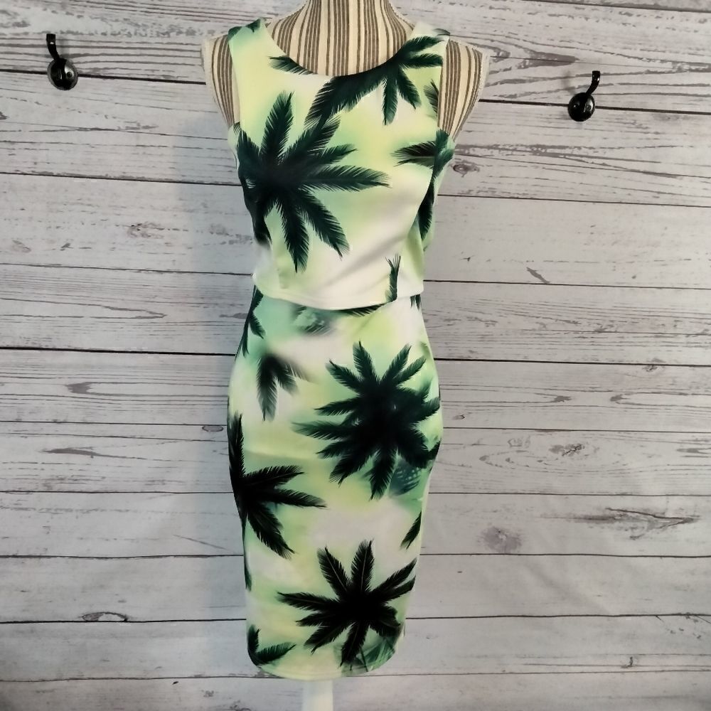 "Missguided" woman's skirt outfit 